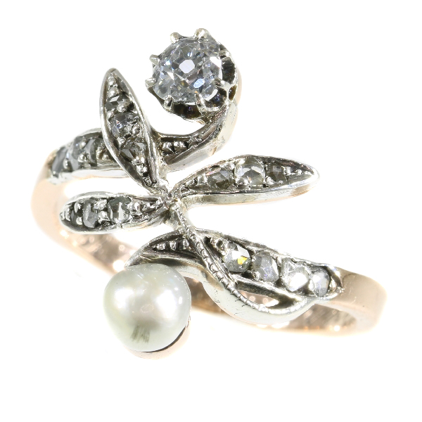 Charming Vintgage antique ring with diamonds and pearl